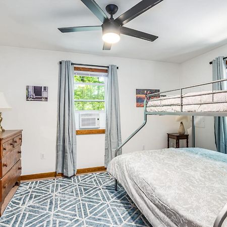 Secluded W Hot Tub, Fire Pit, Deck & Updated Wifi Great Cacapon Εξωτερικό φωτογραφία
