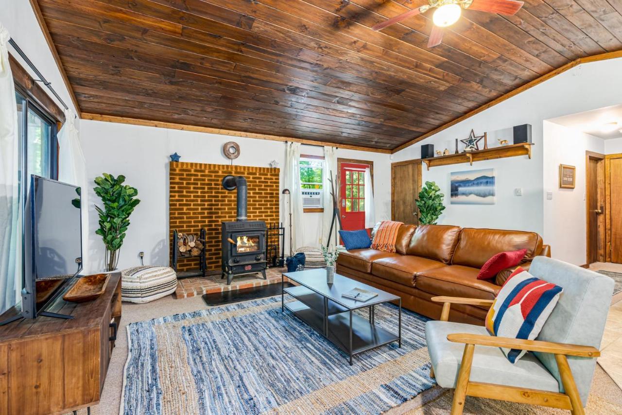 Secluded W Hot Tub, Fire Pit, Deck & Updated Wifi Great Cacapon Εξωτερικό φωτογραφία