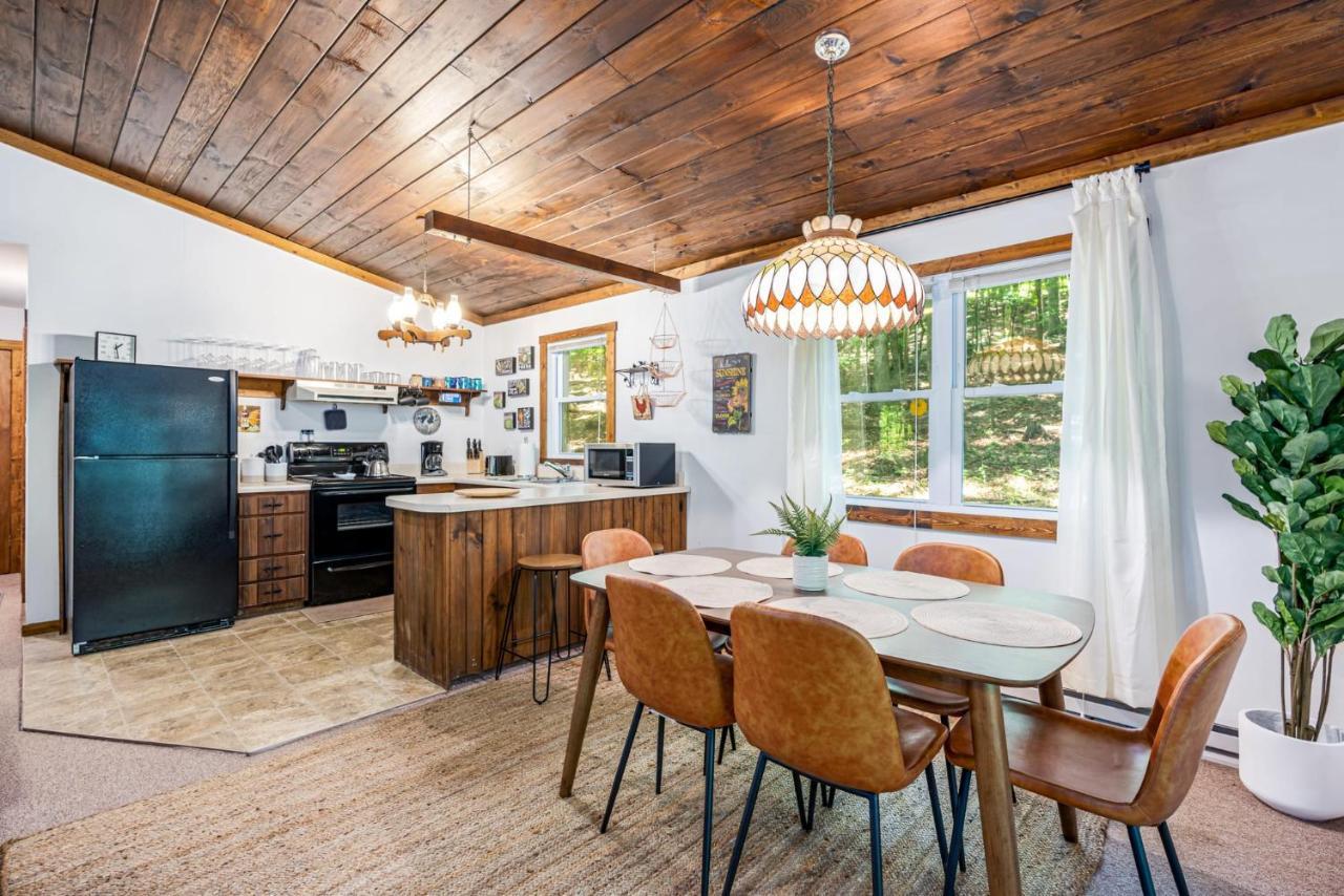 Secluded W Hot Tub, Fire Pit, Deck & Updated Wifi Great Cacapon Εξωτερικό φωτογραφία
