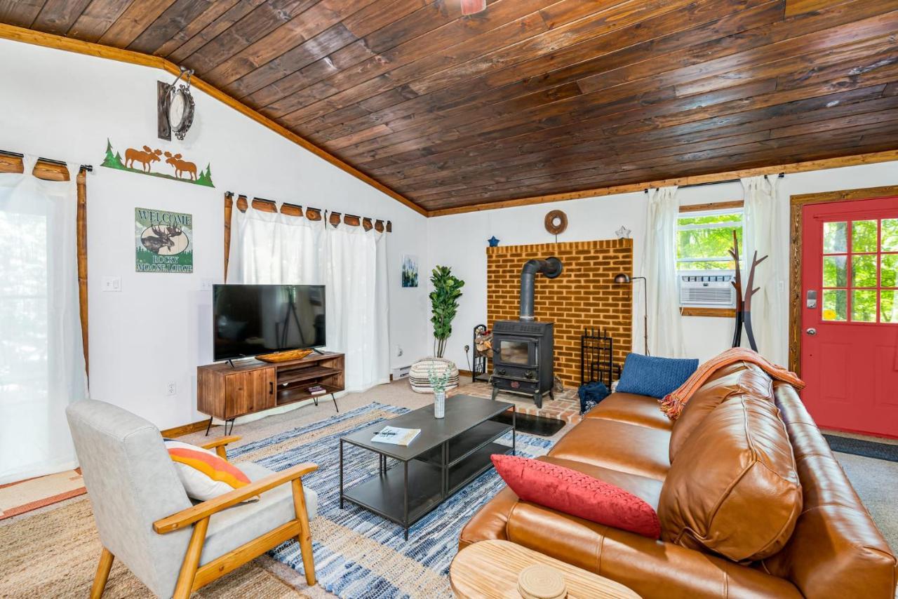 Secluded W Hot Tub, Fire Pit, Deck & Updated Wifi Great Cacapon Εξωτερικό φωτογραφία