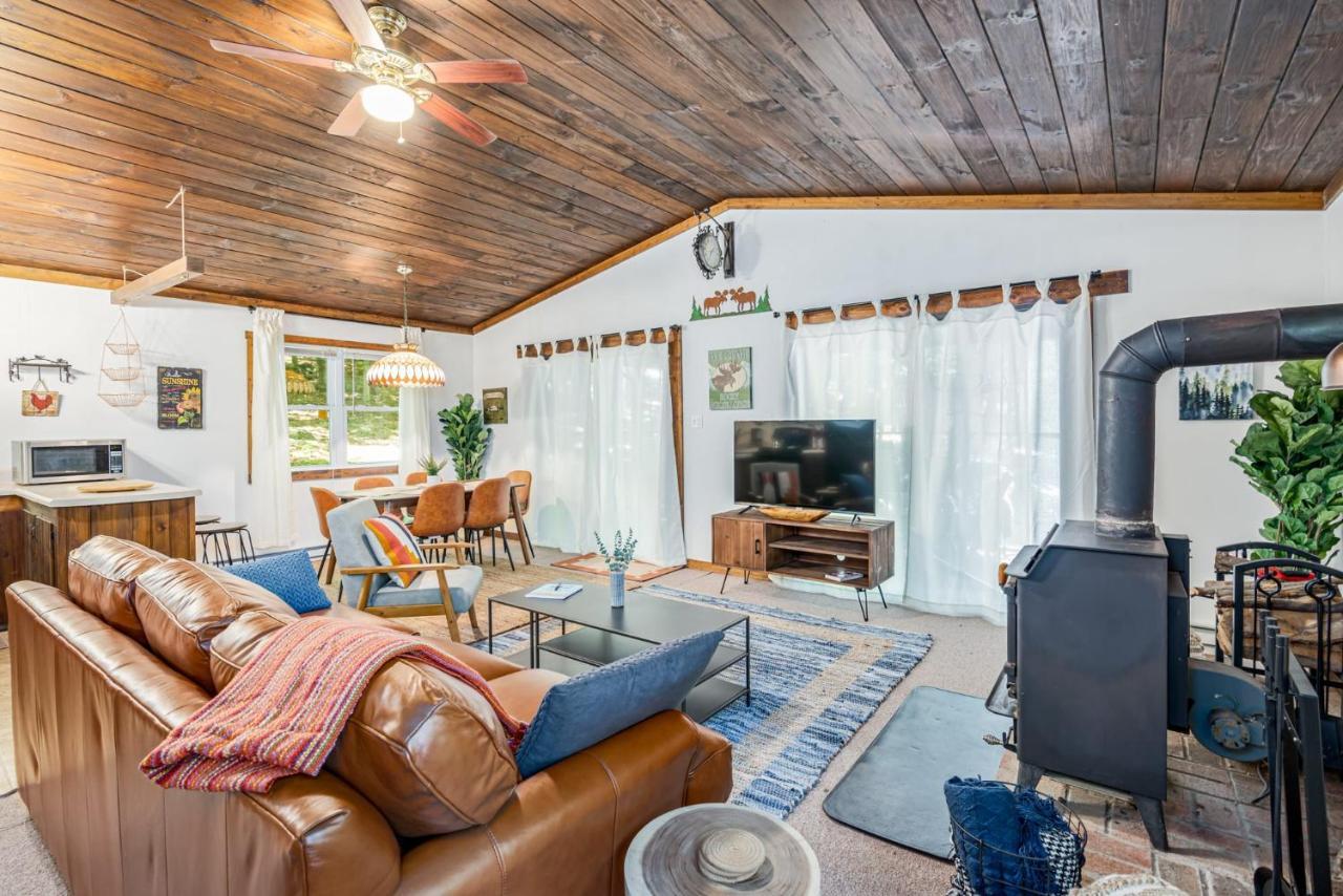 Secluded W Hot Tub, Fire Pit, Deck & Updated Wifi Great Cacapon Εξωτερικό φωτογραφία