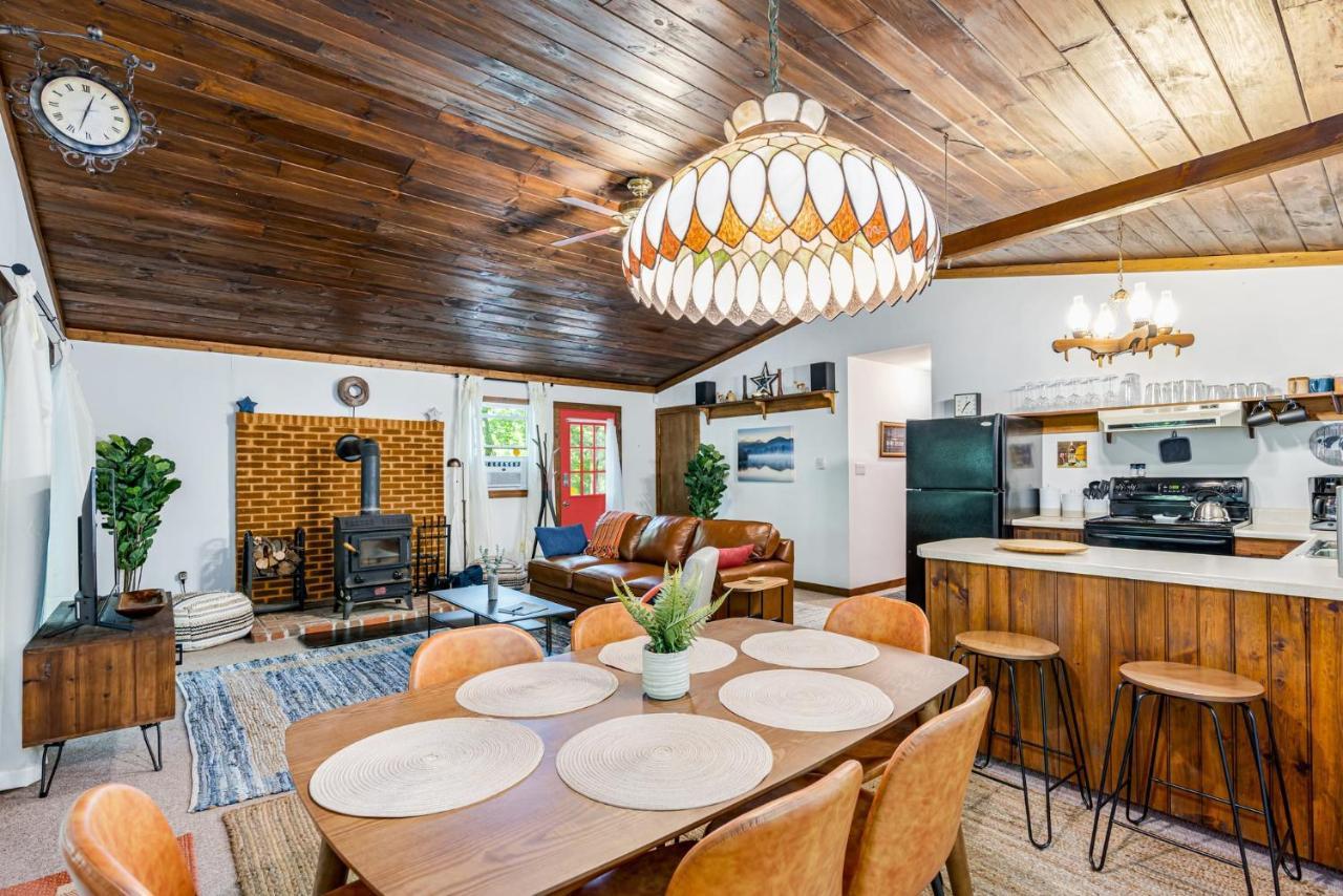Secluded W Hot Tub, Fire Pit, Deck & Updated Wifi Great Cacapon Εξωτερικό φωτογραφία