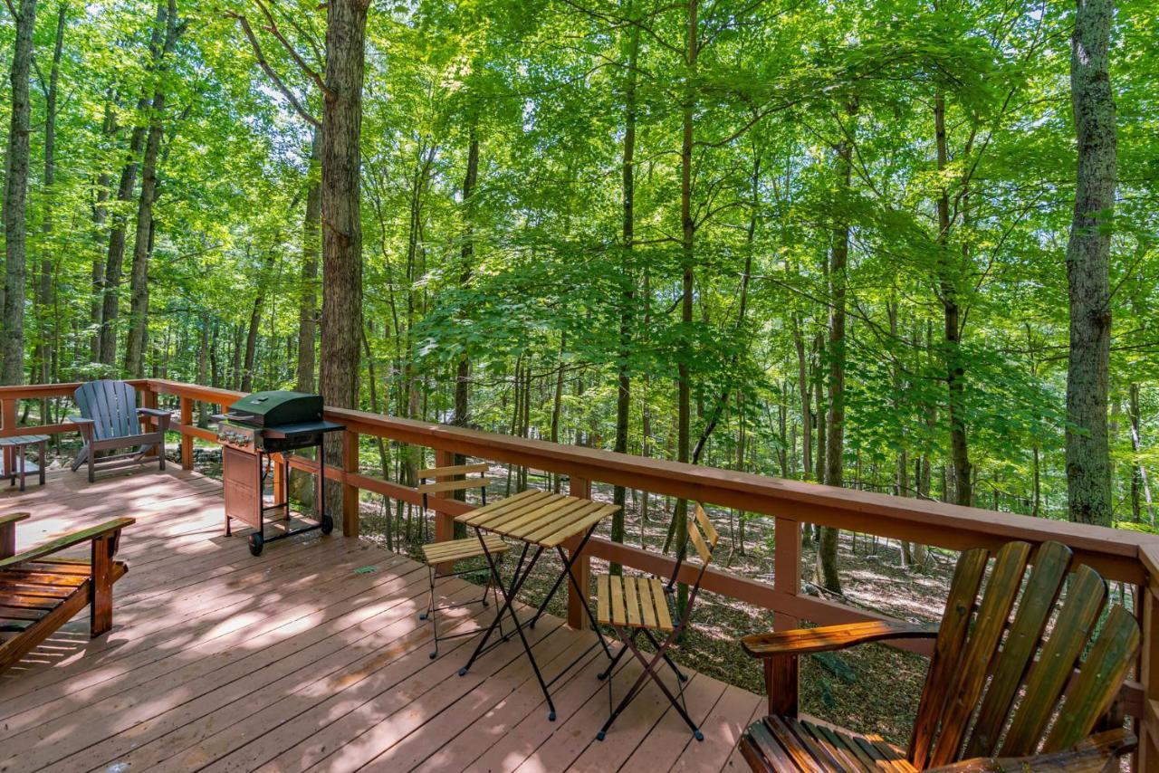 Secluded W Hot Tub, Fire Pit, Deck & Updated Wifi Great Cacapon Εξωτερικό φωτογραφία