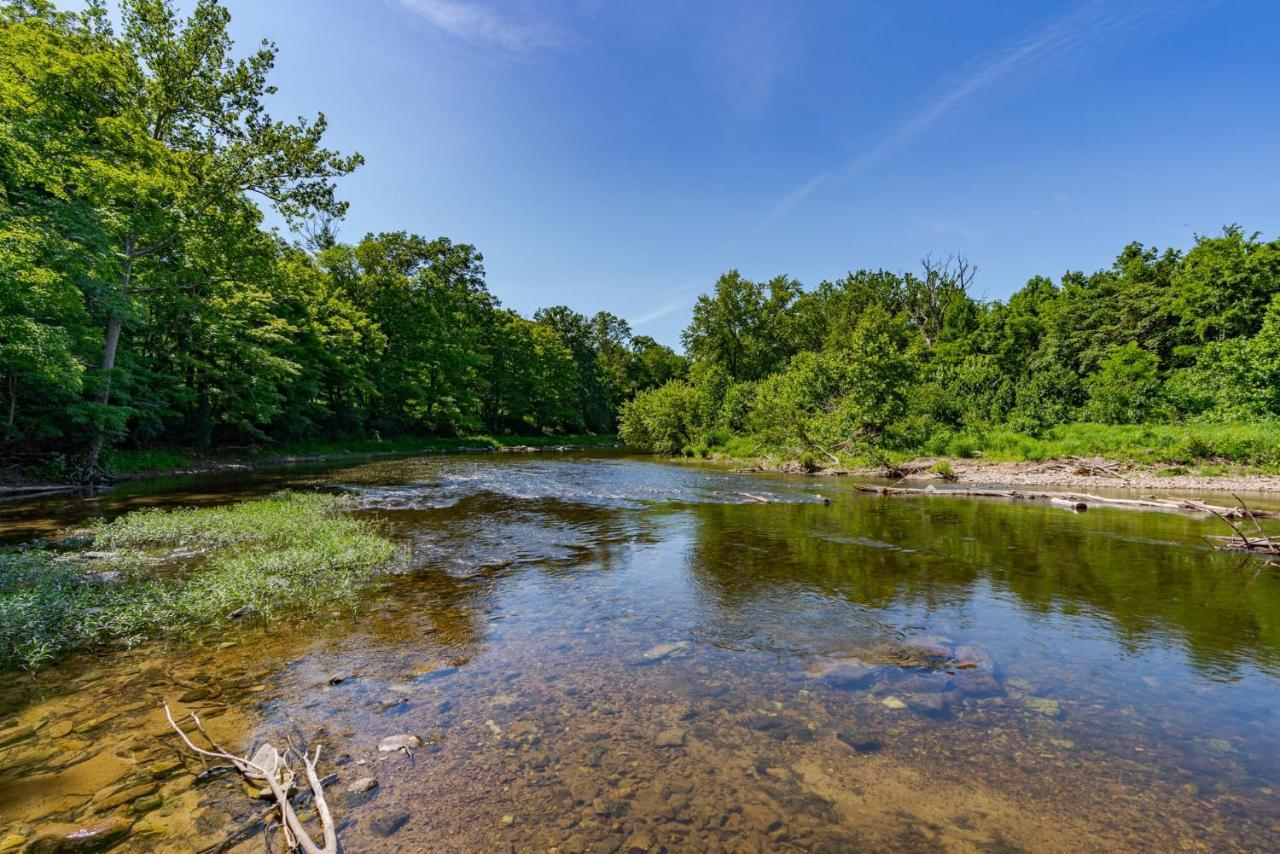Secluded W Hot Tub, Fire Pit, Deck & Updated Wifi Great Cacapon Εξωτερικό φωτογραφία