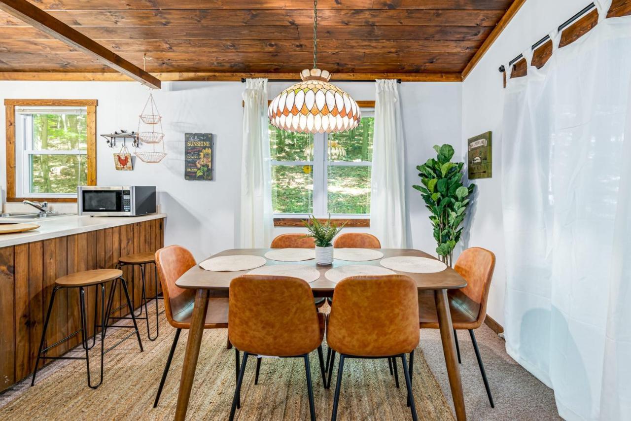 Secluded W Hot Tub, Fire Pit, Deck & Updated Wifi Great Cacapon Εξωτερικό φωτογραφία