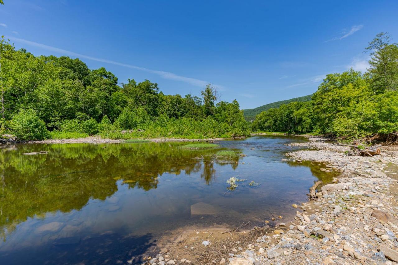 Secluded W Hot Tub, Fire Pit, Deck & Updated Wifi Great Cacapon Εξωτερικό φωτογραφία