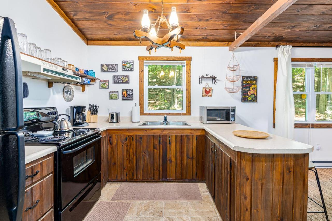 Secluded W Hot Tub, Fire Pit, Deck & Updated Wifi Great Cacapon Εξωτερικό φωτογραφία