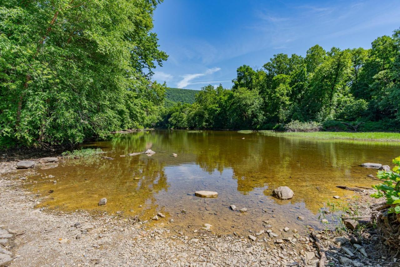 Secluded W Hot Tub, Fire Pit, Deck & Updated Wifi Great Cacapon Εξωτερικό φωτογραφία