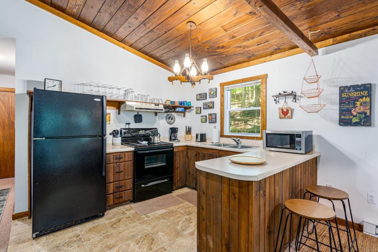 Secluded W Hot Tub, Fire Pit, Deck & Updated Wifi Great Cacapon Εξωτερικό φωτογραφία