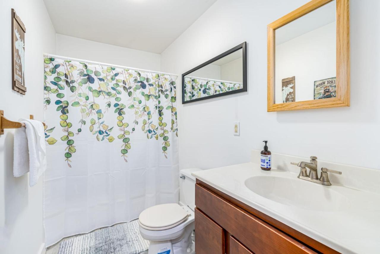 Secluded W Hot Tub, Fire Pit, Deck & Updated Wifi Great Cacapon Εξωτερικό φωτογραφία