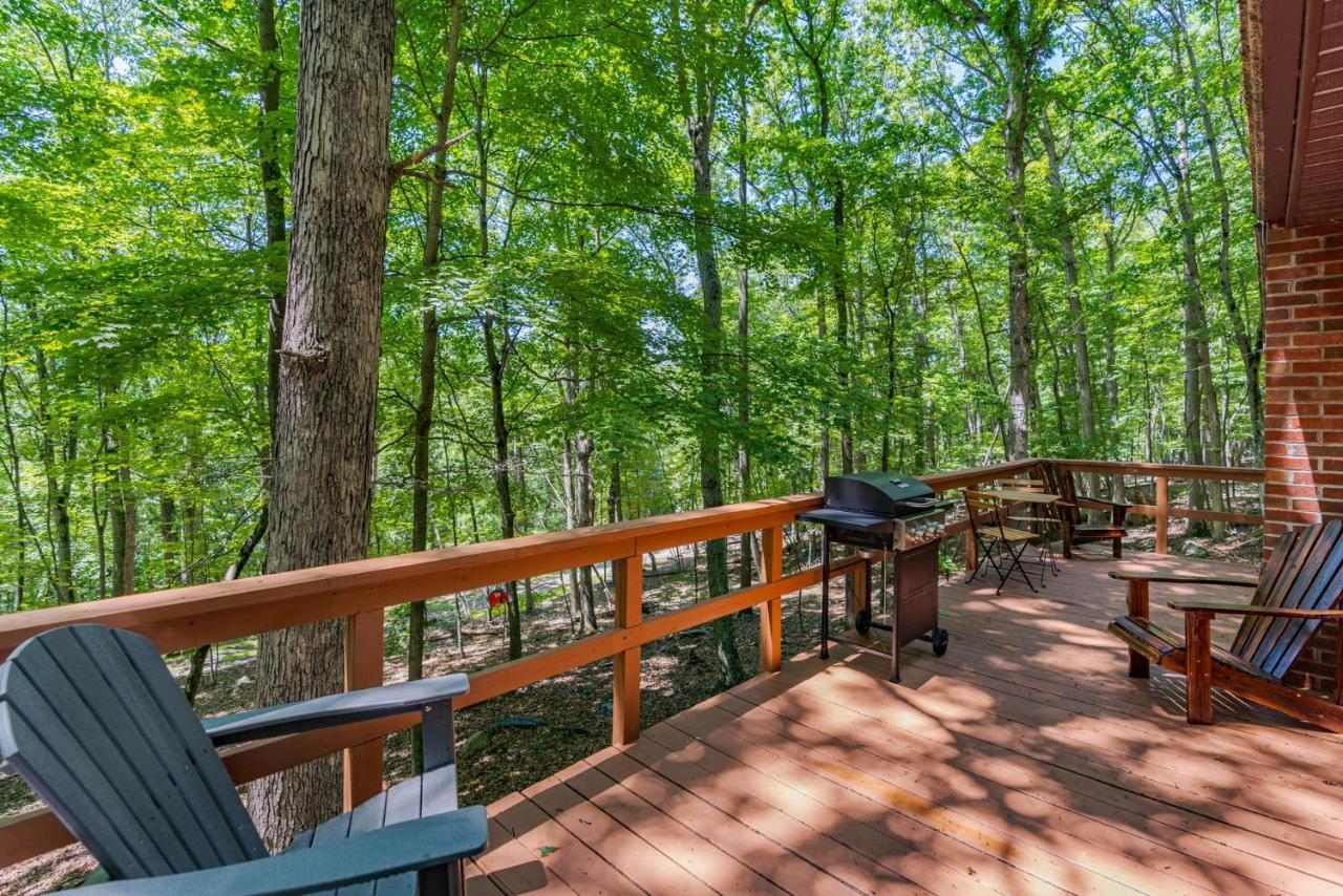 Secluded W Hot Tub, Fire Pit, Deck & Updated Wifi Great Cacapon Εξωτερικό φωτογραφία