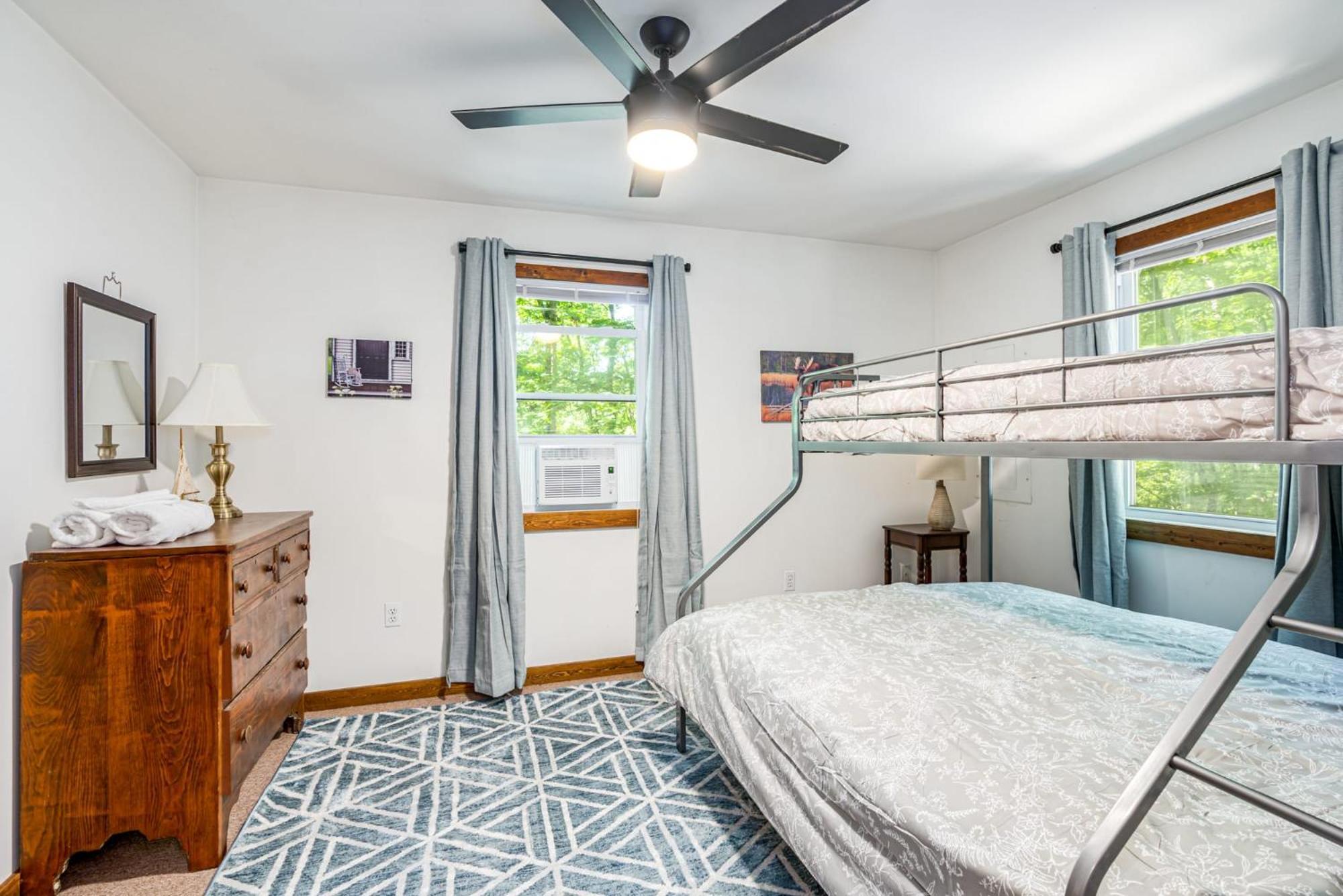 Secluded W Hot Tub, Fire Pit, Deck & Updated Wifi Great Cacapon Εξωτερικό φωτογραφία