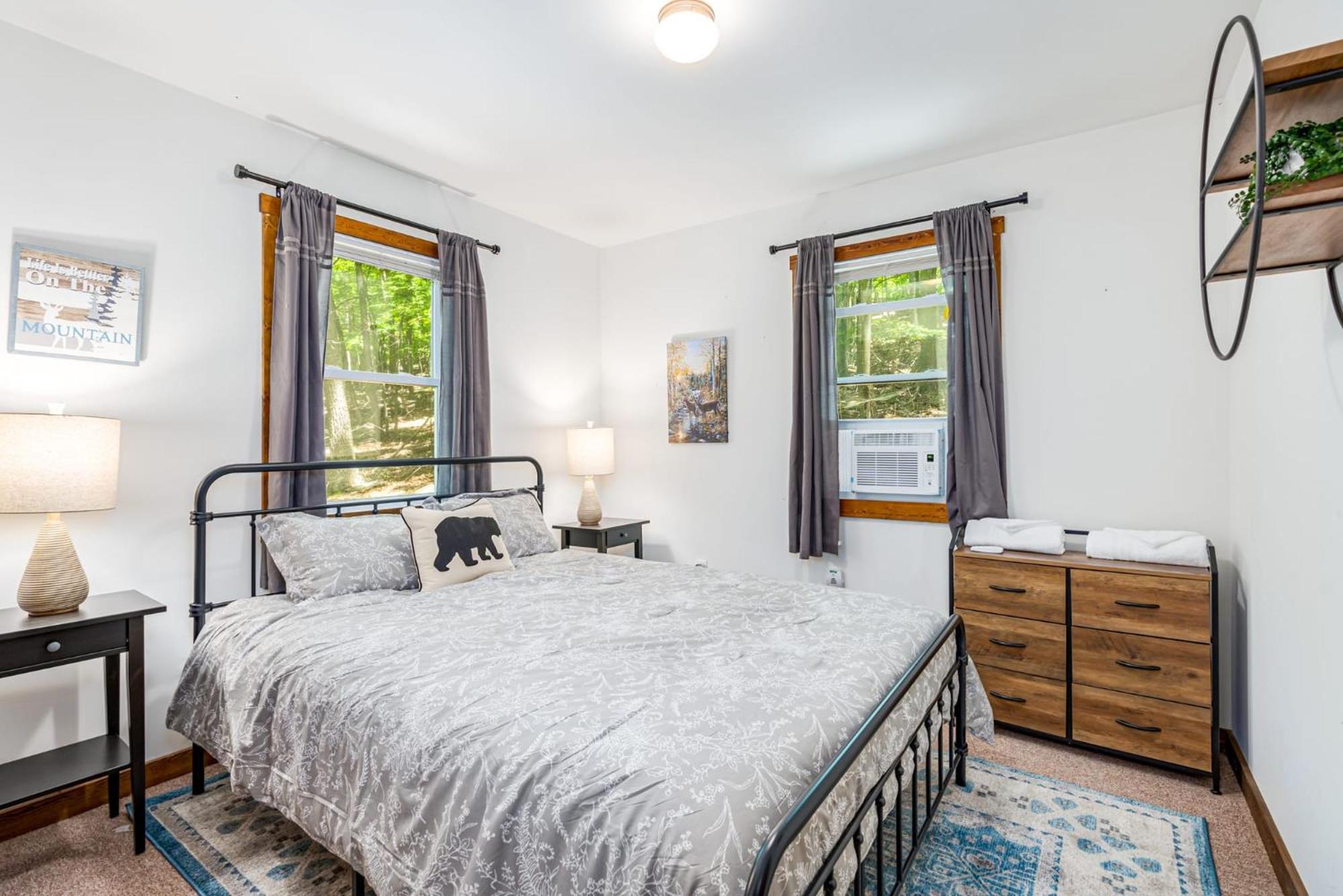 Secluded W Hot Tub, Fire Pit, Deck & Updated Wifi Great Cacapon Εξωτερικό φωτογραφία