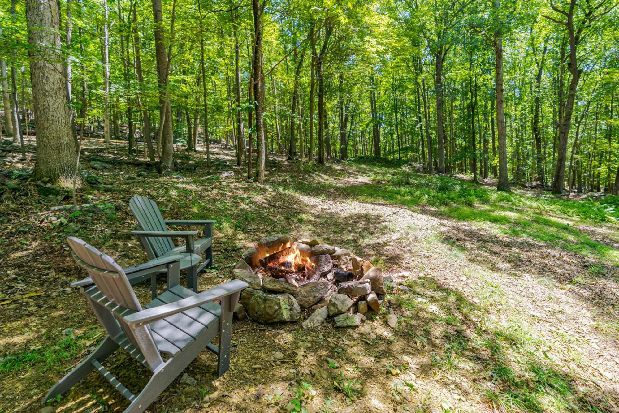 Secluded W Hot Tub, Fire Pit, Deck & Updated Wifi Great Cacapon Εξωτερικό φωτογραφία