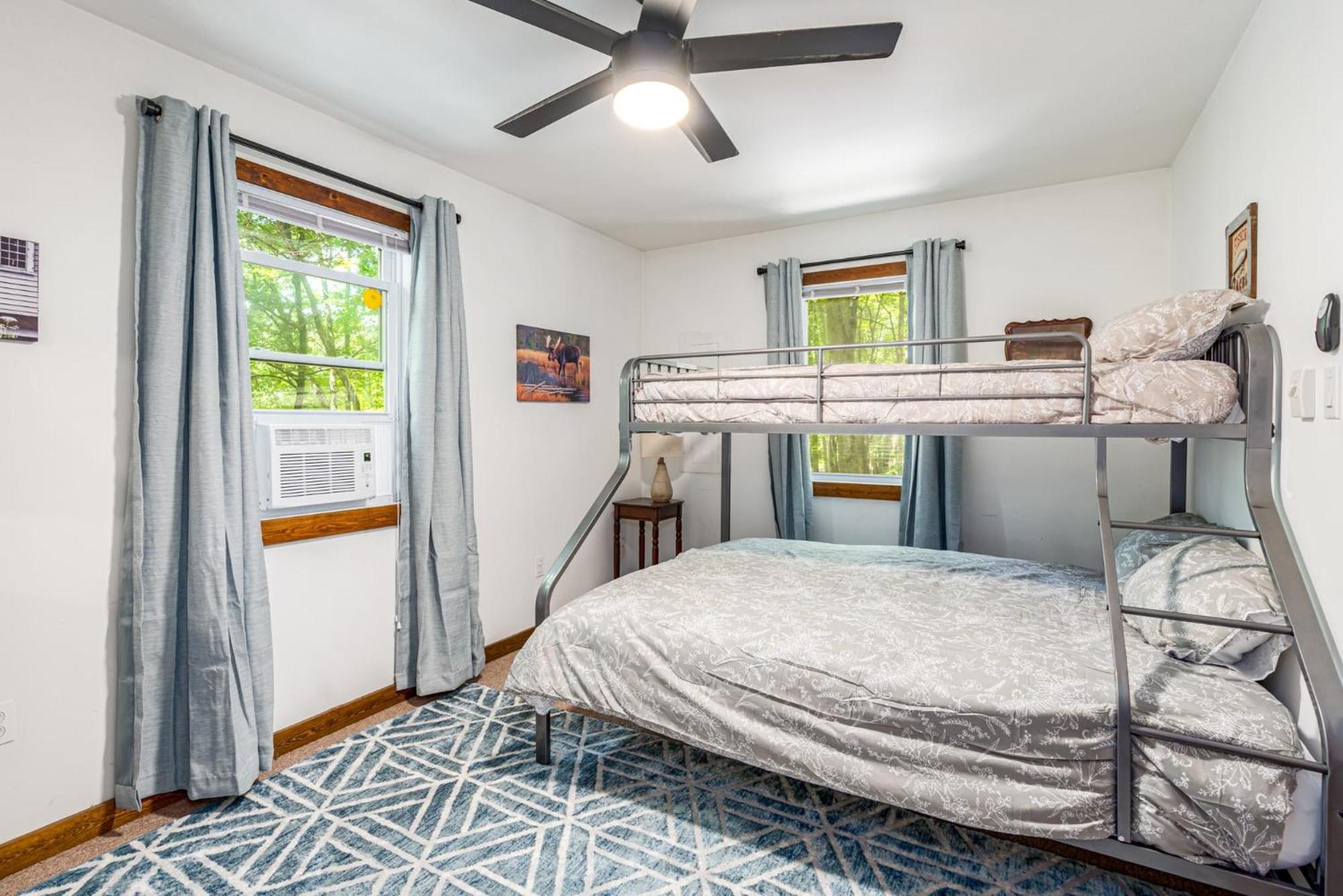Secluded W Hot Tub, Fire Pit, Deck & Updated Wifi Great Cacapon Εξωτερικό φωτογραφία